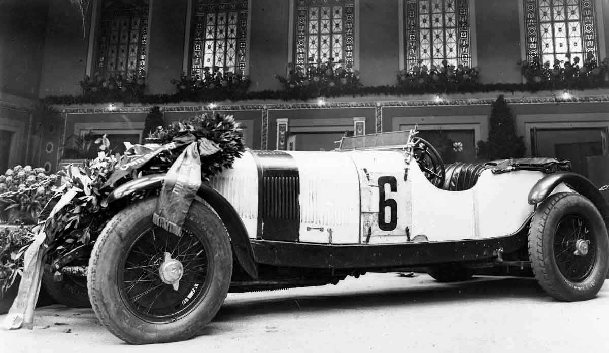 Internationale Automobil-Ausstellung 1928 in Berlin. Präsentation des Siegerwagens im Großen Preis von Deutschland 1928. Mercedes-Benz Typ SS Rennsport-Tourenwagen, Startnummer 6, Fahrer Rudolf Caracciola und Christian Werner.