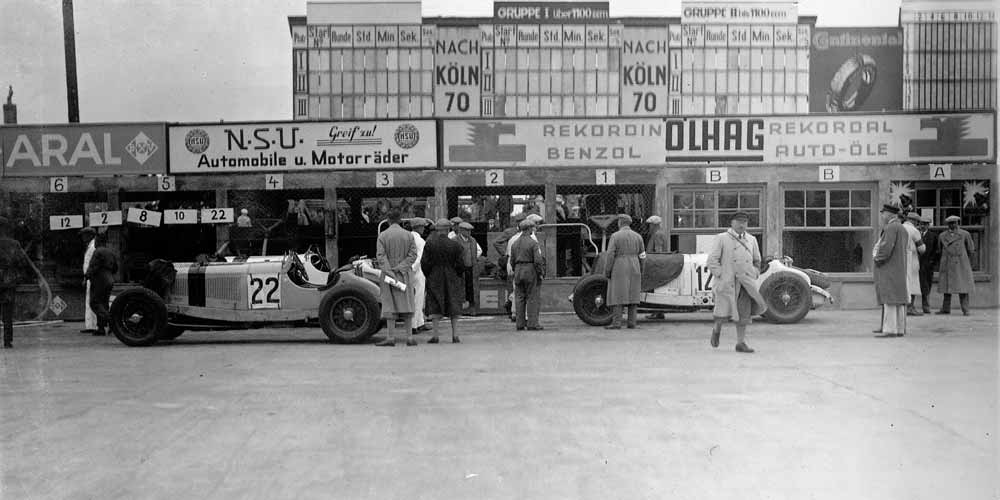 Startvorbereitungen - Mercedes-Benz Typ SSKL Rennsportwagen an den Boxen.