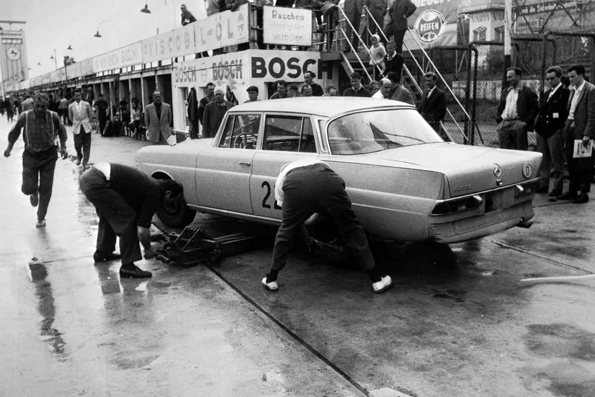 Mercedes-Benz Typ 220 SE (Startnummer 22). Leopold von Zedlitz und Beifahrer Rudi Golderer gewinnen das Rennen in der Klasse 8: bis 2500 ccm.