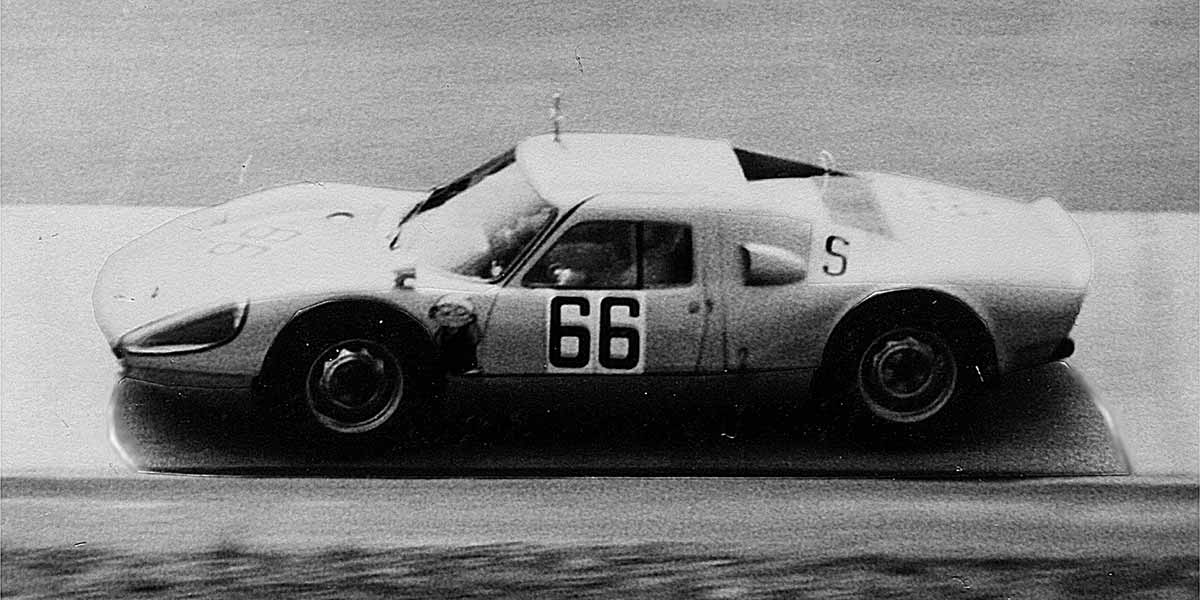 Porsche 904 GTS mit der Startnummer 66; Der ZDF-Kamerawagen, gefahren von Paul Frère und Rainer Günzler