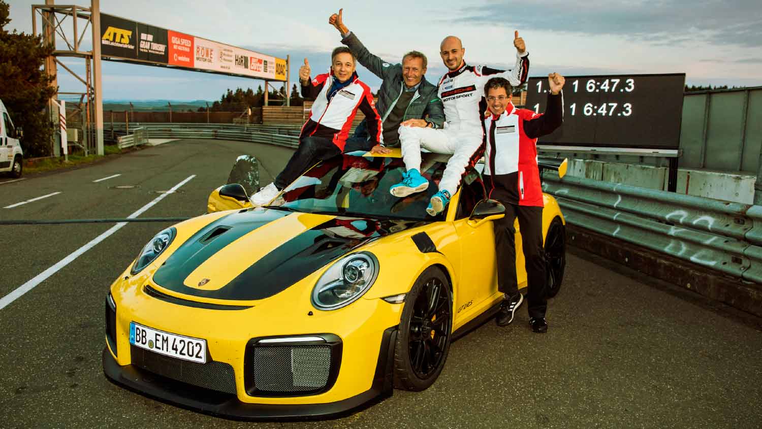 Eugen Oberkamm, Leiter Motorsport – Gesamtfahrzeugentwicklung, Andreas Preuninger, Gesamtprojektleiter GT-Straßenfahrzeuge, Lars Kern, Porsche-Testfahrer, Dr. Frank-Steffen Walliser, Leiter Motorsport und GT-Fahrzeuge, l-r, 911 GT2 RS, Rekordfahrt, Nürburgring, 2017, Porsche AG