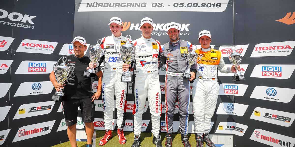 Mike Halder (M.) feiert seinen zweiten Saisonsieg