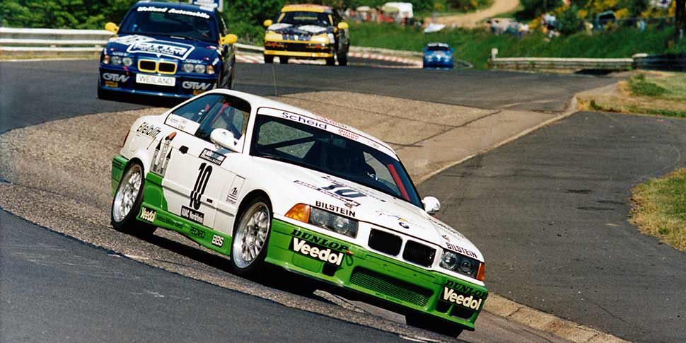 1996: Mit dem weiß-grünen Eifelblitz auf dem Weg zum ersten Gesamtsieg beim 24h-Rennen Nürburgring.