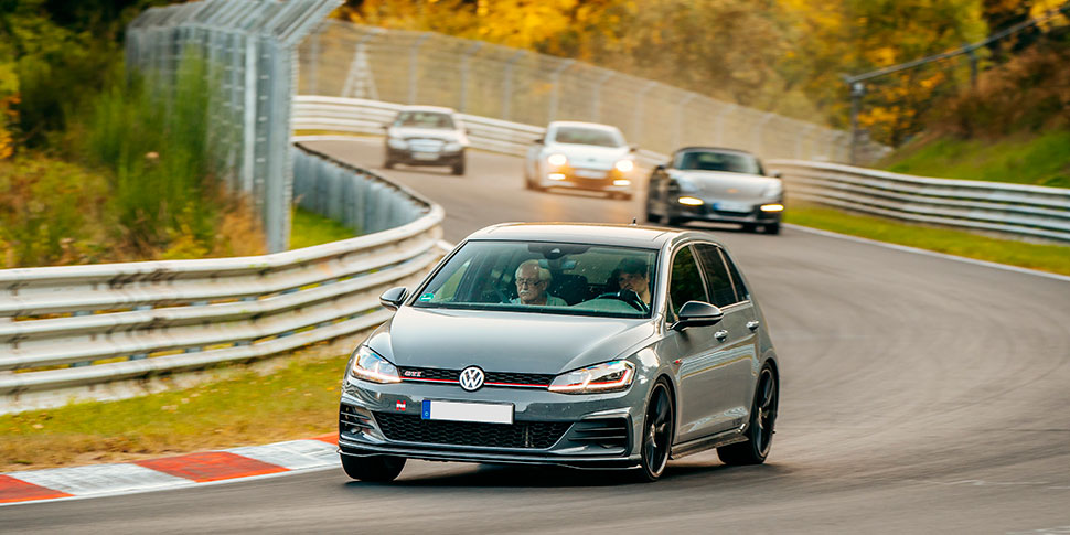 20,832 Kilometer voller Geschichte und Leidenschaft: Über Generationen hinweg sorgt eine Fahrt auf der berühmten Nordschleife für einzigartige Emotionen. Aber auch die Grand-Prix-Strecke öffnet zu ausgewählten Terminen.