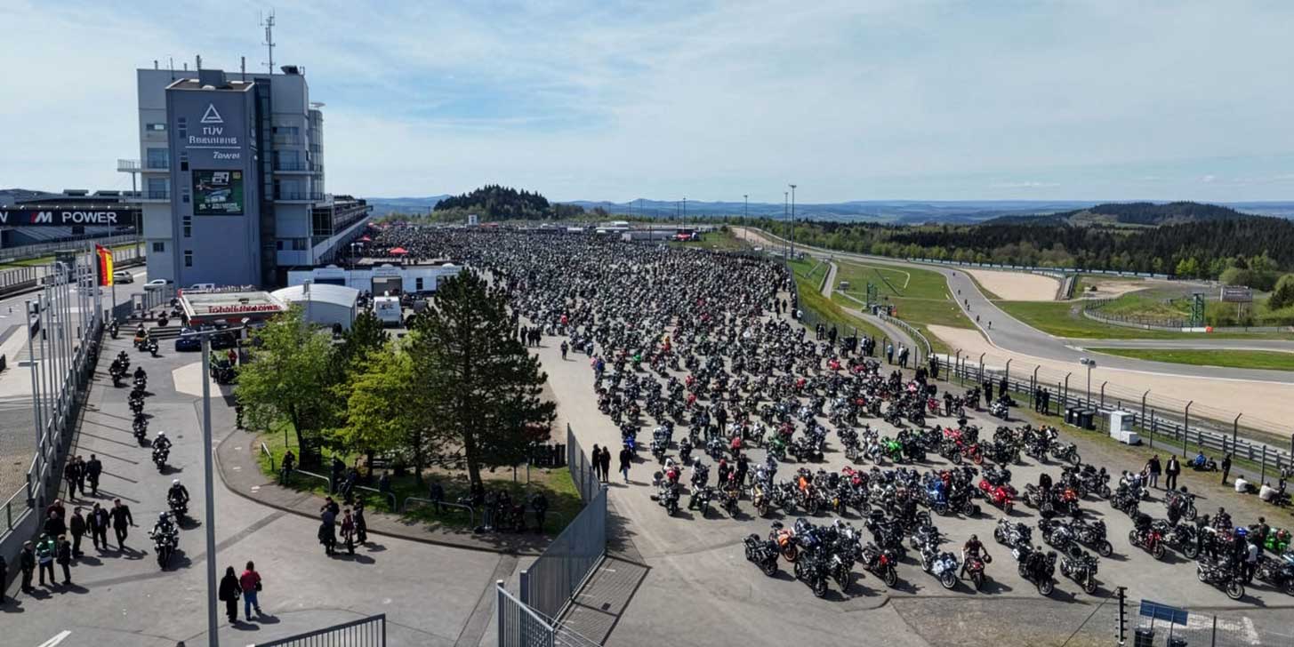 Beeindruckender Blick über das Grand-Prix-Fahrerlager des Nürburgrings. Tausende Biker treffen sich hier im Rahmen des Motorrad-Gottesdienstes „Anlassen“.