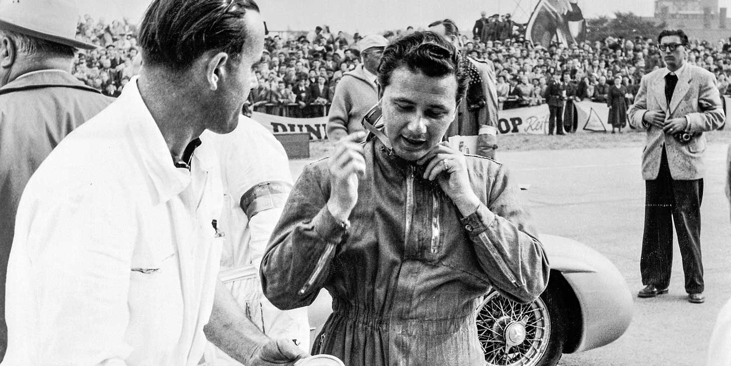 Hans Herrmann während der Startvorbereitungen zum Großen Preis von Berlin auf der Avus 1954