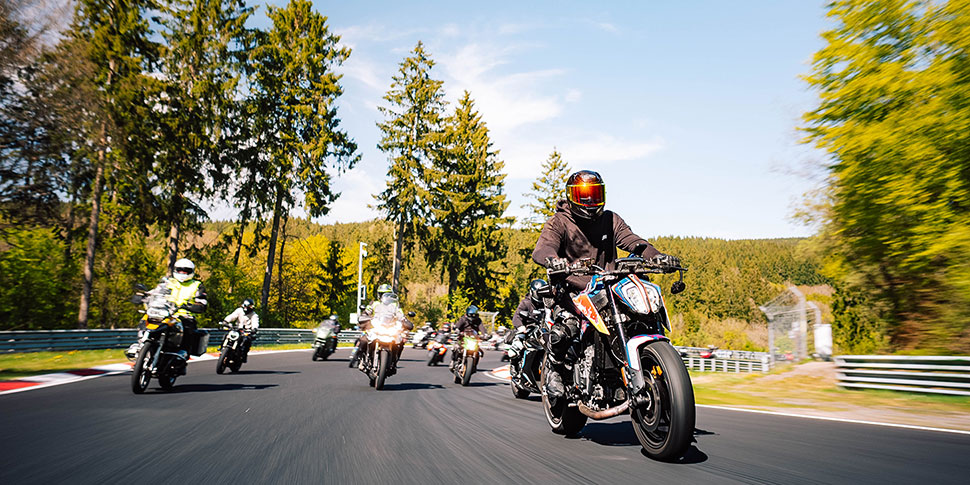 Beeindruckender Blick über das Grand-Prix-Fahrerlager des Nürburgrings. Tausende Biker treffen sich hier im Rahmen des Motorrad-Gottesdienstes „Anlassen“.