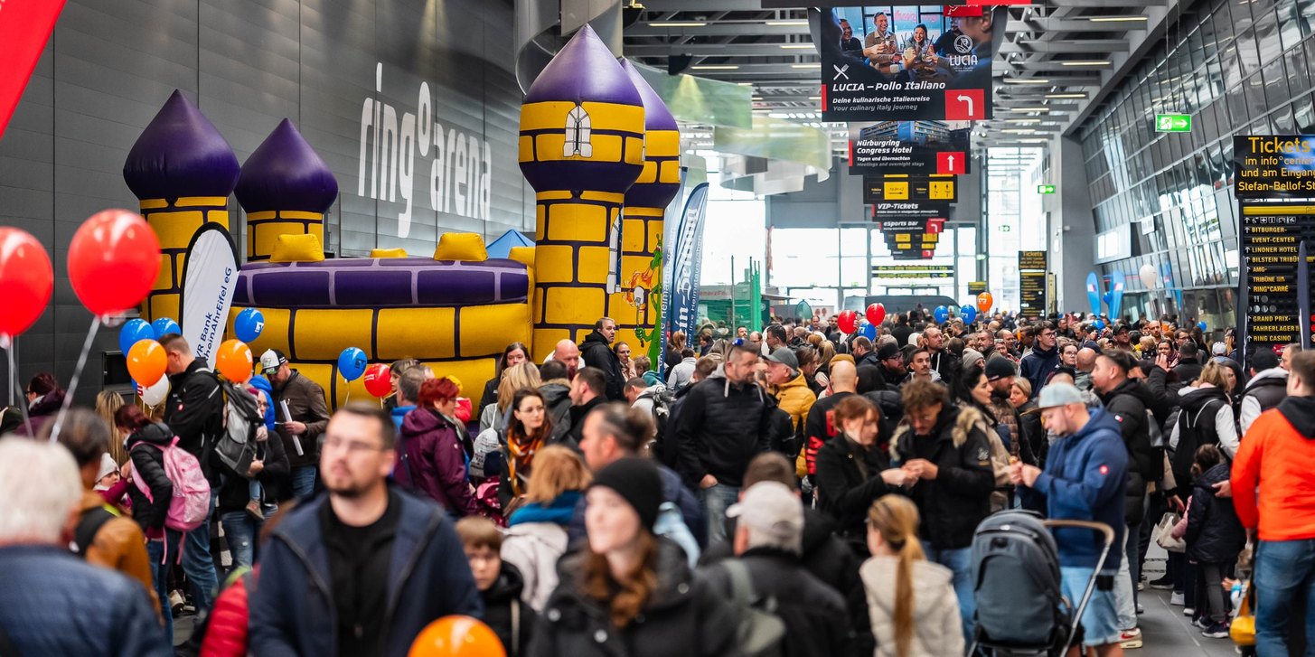 Besucher und Hüpfburg im ring°boulevard beim Nürburgring Familientag