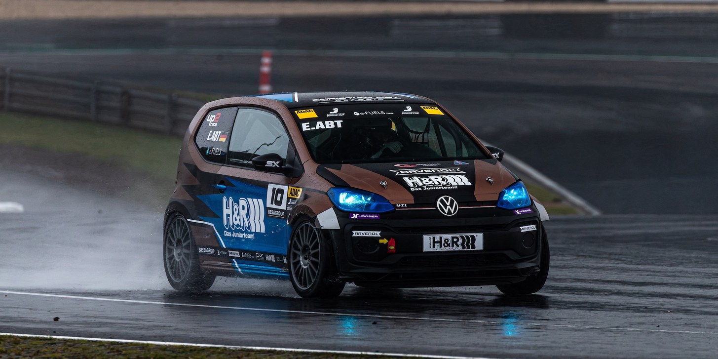 Emely Abt im VW up! GTI Cup mit der Startnummer 10 auf nasser Strecke am Nürburgring