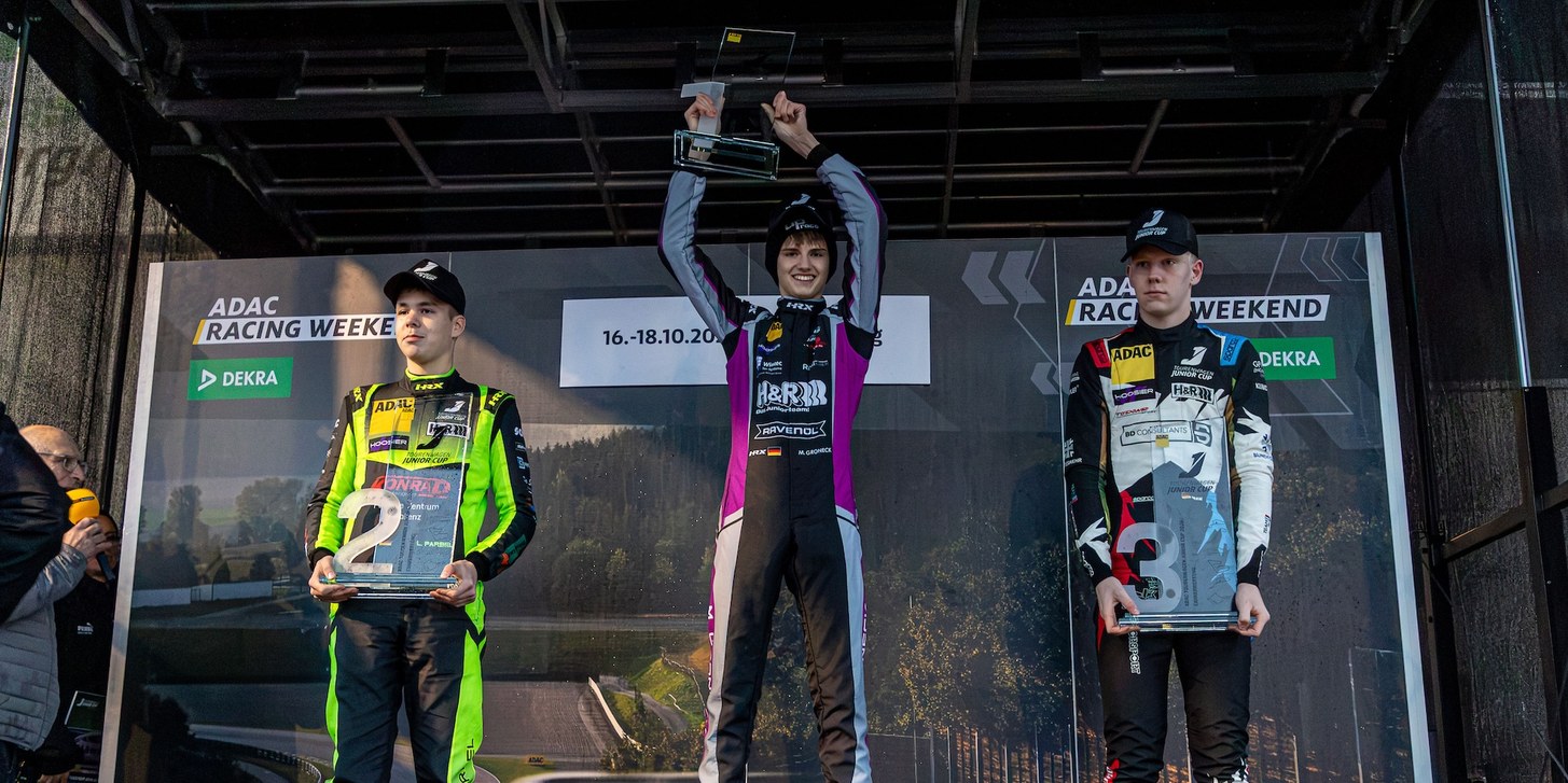 Moritz Groneck jubelt mit dem Siegerpokal auf dem obersten Podest