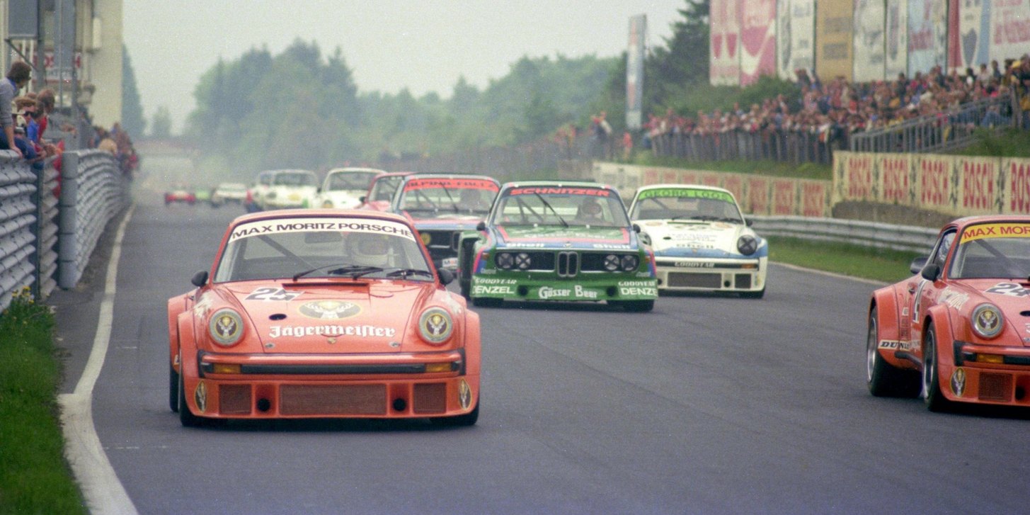 Porsche 934 in Jägermeister-Lackierung mit der Startnummer 25 beim 1000-km-Rennen auf dem Nürburgring 1976