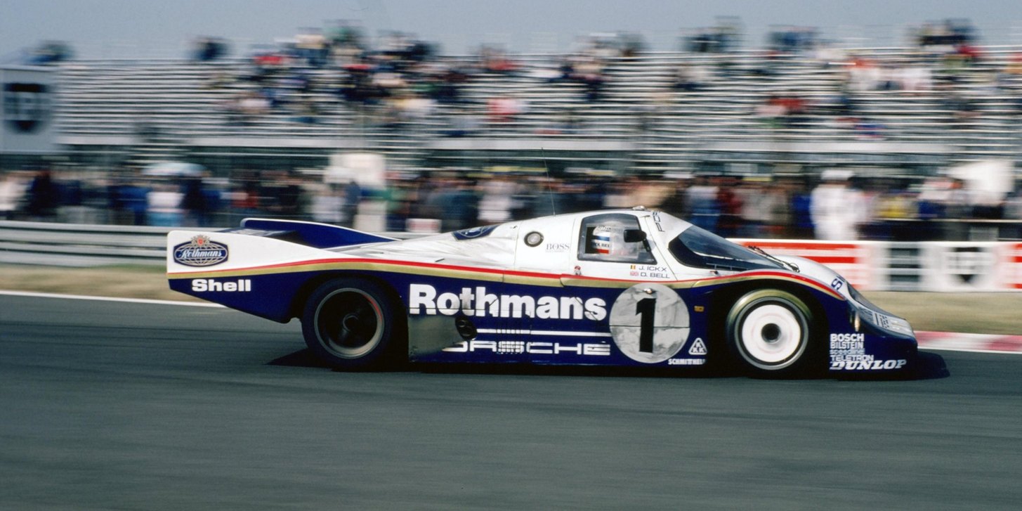 Porsche 956 in Rothmans-Lackierung mit der Startnummer 1 vor der Tribüne in Le Mans